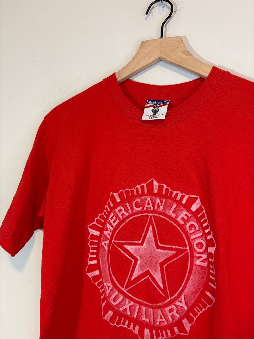 Vintage Red American Legion Auxiliary ALA Patriotic Crest Emblem Graphic Tee M